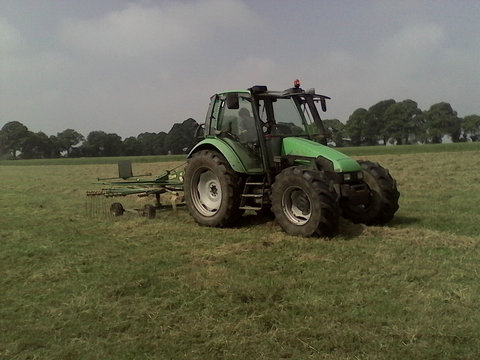 L'agrotron avec un des andaineurs de la CUMA