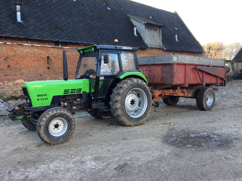 Voici Mon deutz 7207 Que je viens de retaper pas trop de mal il y avait Juste un Bon coup de nettoyage et un Bon coup de peinture je vous joint là photos de Quand il est arrivé de suite