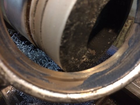 pour finir l'ajustage du coussinet par rapport au vilebrequin ont a utilisé un piston de 912 qu'on a tourné a 94mm (comme le vilo) et ont rode les coussinet dessus