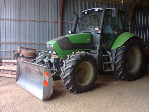 à 900h pendant la saison d'ensilage cette année. Je sais il est salle mais faut bien travaillé!
