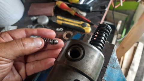1 sorte de coupelle entre la bille et le ressort est cassée en 2... y aurait il 1 plan B car la pièce au détail est introuvable et le distributeur coûte au minimum 1 bras...!