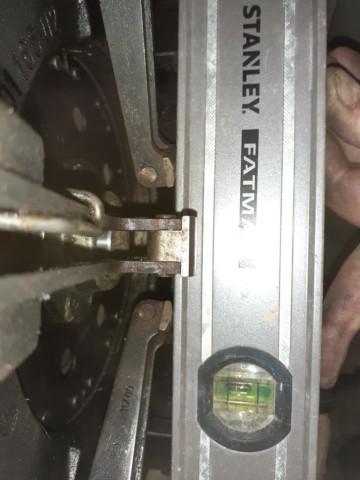 le niveau porte sur un angle des doigts
