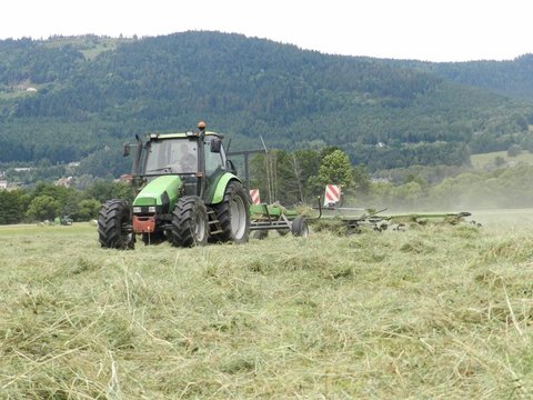 Deutz-Fahr de la faneuse à la presse, en passant par les tracteurs !.jpg