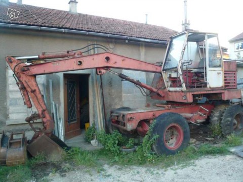 ça c'est une poclain TX avec un moteur deutz F3L912 de 49CH helas elle est dans le meme état