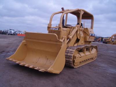 c'est un caterpillar 977K moteur 6cylindres turbo 170CH godet 3Mcube ça avale 300litres/jour gros bébé comparé a la TY45 qui est a 60litres/jour