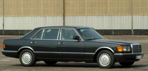c'est une mercedes 300SEL           6 cylindres 3.0L 190CH là aussi un vehicule indestructible