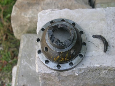 eh be,pas joli joli tout ça!<br />Dire que j'ai roulé avec la bennette kango chargée de béton!!!<br />Y en avait 1T2...