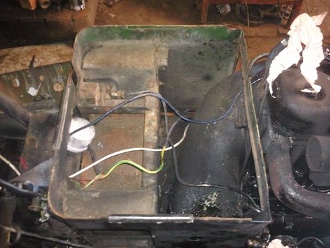 depose du reservoir tenu juste par une visse au centre en dessous que lon a par la &quot;boite a gant&quot; sous le volant
