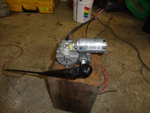 c'est bon j'ai trouver mon futur moteur d’essuie glace merci comme même KHD29