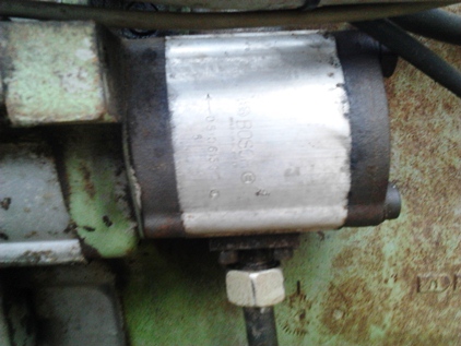 Écrou sous la pompe hydraulique