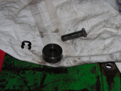 Goupille, cerclips et rondelle d'accouplement de la commande du distributeur principal.
