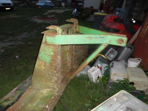 avec se vieux rabot a lisier qui partais a la ferraille je vais lui prendre sa tête d'attelage pour la fendeuse