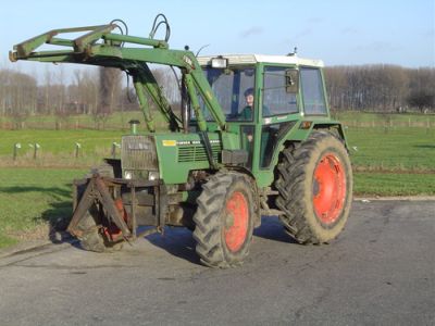 Notre Fendt quelques mois avant qu'il ne se transforme en celui de la photo en dessous et que je décide alors d'aller le voir pour remplacer notre MF 165