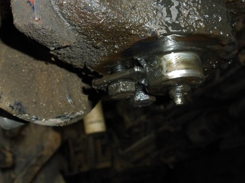 Retirer les boulons et le fer plat qui maintient l'axe