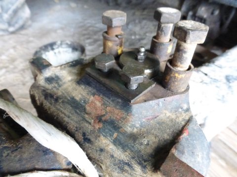 Mise en place des axes de pivot et de leur fer plat de maintient