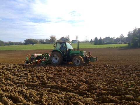 Agroprima 6.06 dans la prairie fraichement labourée