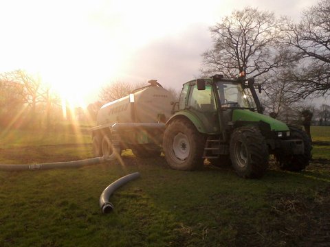 4.90 : L'Agrotron pompe en fin d'après-midi