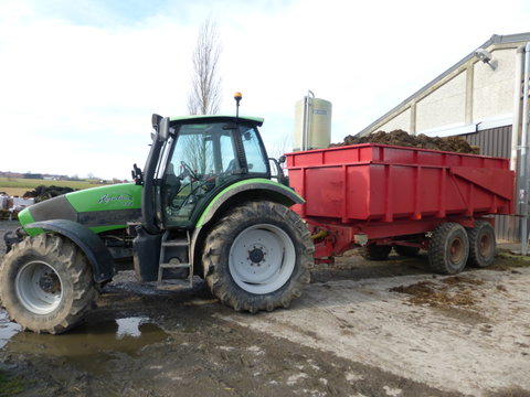 Agrotron 118 au transport de fumier