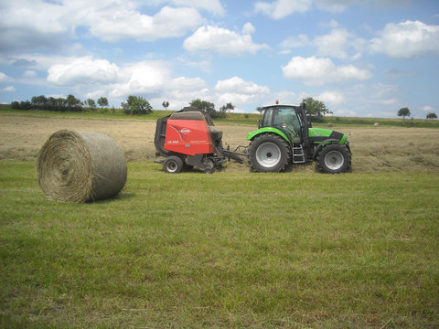 kuhn-et-agrotron-au-pressage.JPG