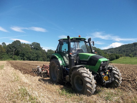 déchaumage avec un agrotron 6150.jpg