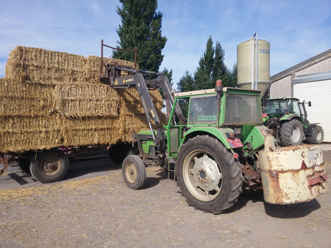 Déchargement de paille 100% Deutz