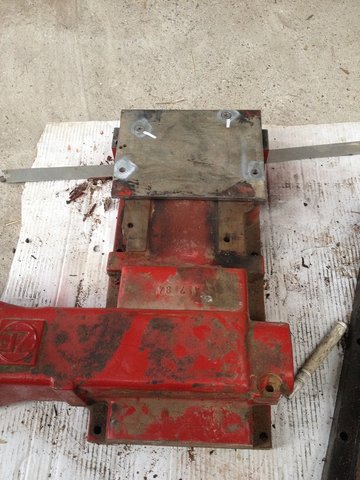 mise en place dune plaque pour fixer le relevage car les trous sont inexistant