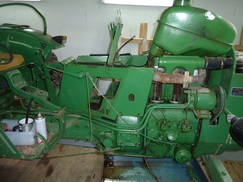 Dépose volant à l'arrache en tapant un coup en bout,  compteur avec repérage des fils, capo,reservoir vidangé,puis boitier de direction (j'ai chauffé la biellette cannelé puis sortie à l'arrache).